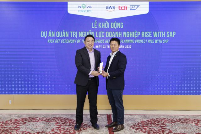 Mr David Tan - General Director of TDI APJ Vietnam and Mr. Le Viet Ha - CEO of Nova Commerce