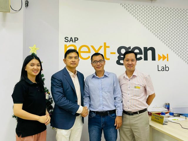 SAP Training and Adoption, TDI APJ Vietnam visited BI Lab of UEL